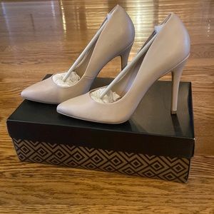 *NEVER WORN* Charles by Charles David “Palma Pump” heel